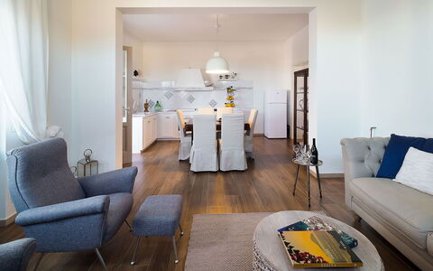 Sun Stone: Mueble, Diseño De Interiores, Piso, Suelo, Sofá, Habitación, Madera, Mesa, Techo, Sala