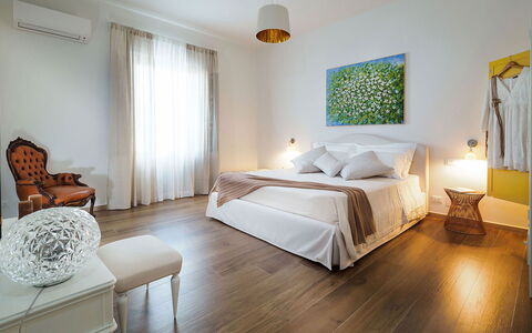 Sun Stone: Mueble, Diseño De Interiores, Piso, Cama, Suelo, Madera, Habitación, Techo, Habitación, Suelos De Madera