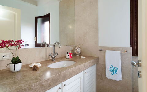 Cala Diletta: Lavabo Del Baño, Lavabo, Arreglo De Tubería, Mostrador, Diseño De Interiores, Piso, Grifo, Mueble De Baño, Baño, Suelo