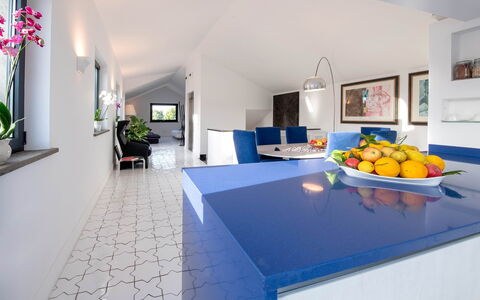 The Ivy Penthouse: Azul, Diseño De Interiores, Piso, Suelo, Techo, Cocina, Mueble, Loseta, Mostrador, Habitación