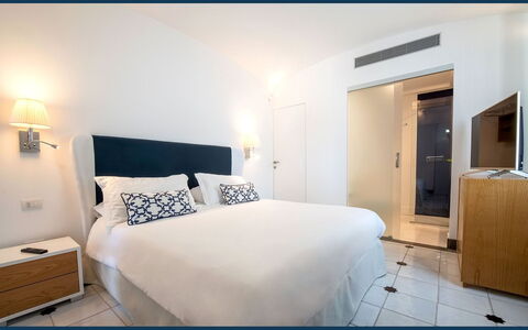 The Ivy Penthouse: Mueble, Habitación, Cama, Diseño De Interiores, Sábana, Lecho, Suelo, Piso, Arrojar La Almohada, Marco De La Cama