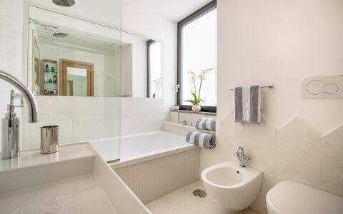The Ivy Penthouse: Baño, Diseño De Interiores, Arreglo De Tubería, Pared, Piso, Suelo, Bañera, Lavabo, Lavabo Del Baño, Grifo