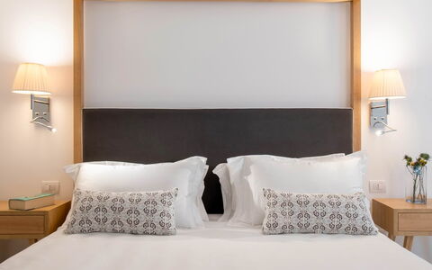 Suite Plumbago: Mueble, Cama, Diseño De Interiores, Habitación, Lecho, Madera, Linos, Sábana, Habitación, Encendiendo