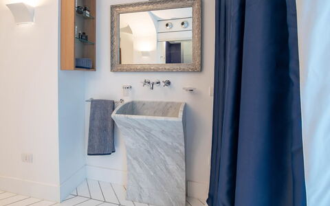 Jacaranda House: Diseño De Interiores, Piso, Arreglo De Tubería, Suelo, Baño, Plomería, Loseta, Grifo, Espejo
