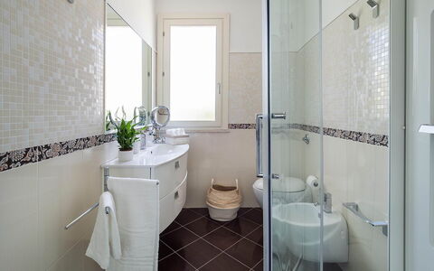 Villa Rossini: Baño, Arreglo De Tubería, Lavabo Del Baño, Piso, Lavabo, Baño, Diseño De Interiores, Suelo, Asiento Del Baño, Grifo