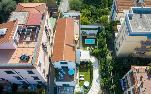 The Ivy Villa: Edificio, Barrio Residencial, Casa, Casa, Barrio, By, Techo, Departamento, Diseño Urbano, Asentamientos Humanos