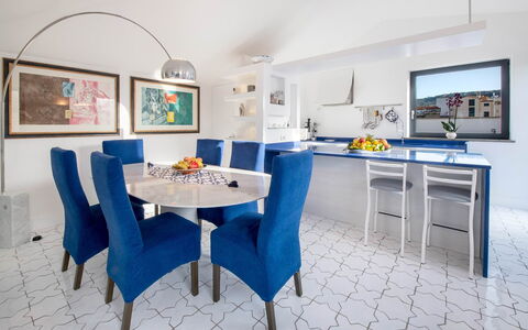 The Ivy Villa: Mueble, Azul, Diseño De Interiores, Piso, Silla, Mesa, Suelo, Techo, Cocina Y Comedor Mesa, Comedor