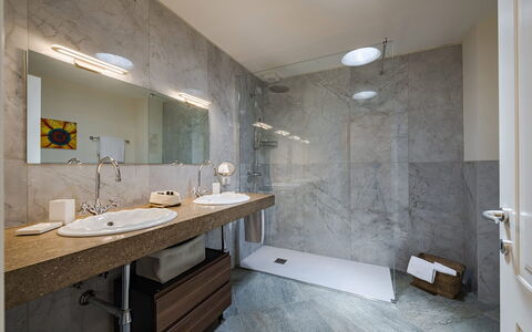 Villa Angela: Piso, Lavabo Del Baño, Arreglo De Tubería, Diseño De Interiores, Pared, Baño, Suelo, Lavabo, Grifo, Techo