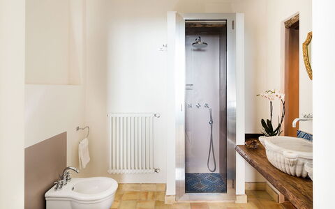 Villa Magical Tower: Baño, Piso, Arreglo De Tubería, Suelo, Pared, Diseño De Interiores, Madera, Grifo, Plomería, Loseta