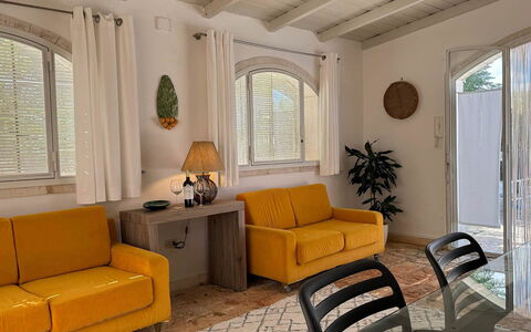 Trulli Maria: Mueble, Diseño De Interiores, Sofá, Pared, Piso, Madera, Suelo, Habitación, Sala, Casa