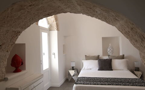Trulli Maria: Pared, Mueble, Diseño De Interiores, Habitación, Techo, Encendiendo, Habitación, Cama, Linos, Casa