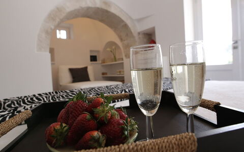 Trulli Maria: Diseño De Interiores, Mueble, Encendiendo, Habitación, Almohada, Arrojar La Almohada, Habitación, Techo, Amortiguar, Departamento