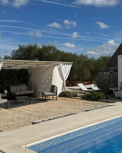 Trulli Maria: Mueble Para Exteriores, Losa, Sombra, Silla, Paisajismo, Piscina, Estructura Al Aire Libre, Yarda, Patio Interior, Patio