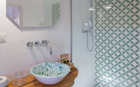 Villa Salentina: Diseño De Interiores, Baño, Arreglo De Tubería, Piso, Suelo, Casa, Plomería, Loseta, Habitación, Grifo