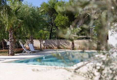 Villa Salentina: Piscina, Recurso, Mueble Para Exteriores, Material Compuesto, Sombra, Sunlounger, Eco Hotel, Paisajismo, Fuente De Agua