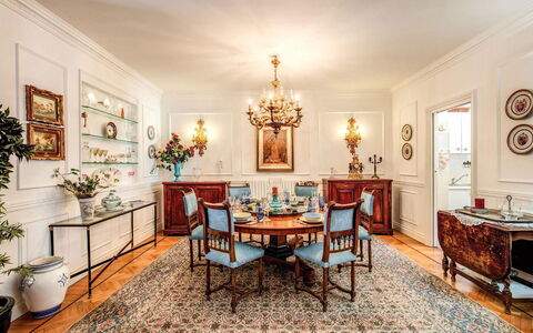 Villa Martina: Mueble, Diseño De Interiores, Comedor, Mesa, Piso, Silla, Techo, Candelabro, Habitación, Marco
