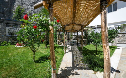 Villa Marina Grande: Jardín, Estructura Al Aire Libre, Sombra, Patio Interior, Yarda, Silla, Paisajismo, Losa, Patio, Diseño