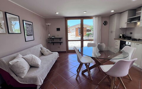 Villa Romy: Mueble, Diseño De Interiores, Piso, Suelo, Madera, Sofá, Habitación, Mesa, Sala, Departamento
