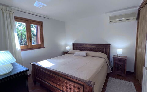 Villa Romy: Cama, Mueble, Diseño De Interiores, Habitación, Piso, Madera, Suelo, Sábana, Lecho, Habitación