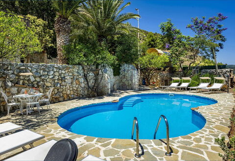 Villa Jamie: Azul, Piscina, Mueble Para Exteriores, Recurso, Mueble, Eco Hotel, Losa, Sombra, Silla, Ocio