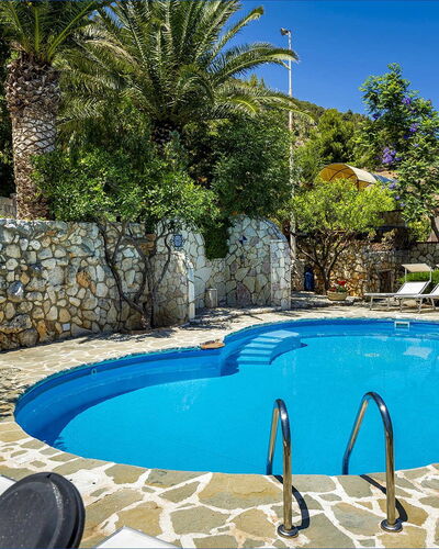 Villa Jamie: Azul, Piscina, Mueble Para Exteriores, Recurso, Mueble, Eco Hotel, Losa, Sombra, Silla, Ocio