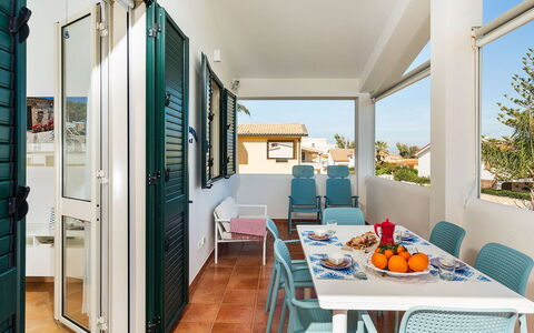 Ippocampo: Puerta, Silla, Departamento, Mueble Para Exteriores, Sombra, Balcón, Toldo, Planta De Casa, Mesa Al Aire Libre, Cocina Y Comedor Mesa