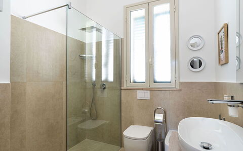 Ippocampo: Baño, Piso, Arreglo De Tubería, Suelo, Baño, Pared, Diseño De Interiores, Asiento Del Baño, Lavabo, Grifo