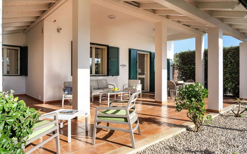 Kalimba: Mueble, Piso, Suelo, Mueble Para Exteriores, Porche, Silla, Sombra, Patio, Mesa Al Aire Libre, Estructura Al Aire Libre