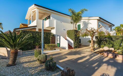 Ninfa: Edificio, Barrio Residencial, Casa, Casa, Arquitectura, Fachada, Arbusto, Techo, Inmuebles