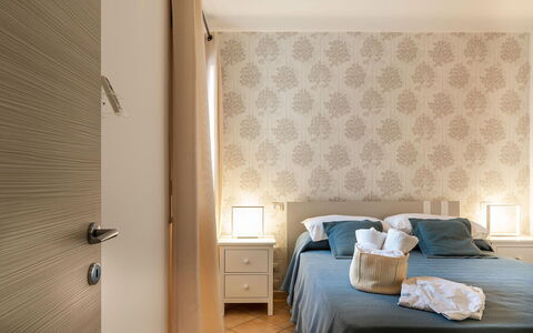Ninfa: Diseño De Interiores, Mueble, Pared, Habitación, Cama, Madera, Suelo, Piso, Sábana, Textil