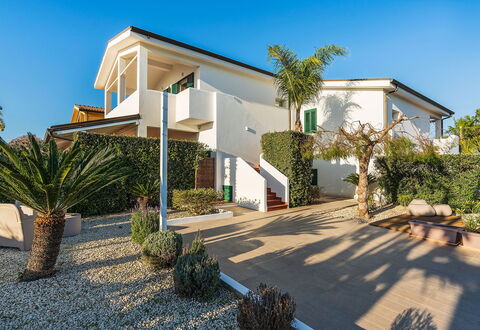 Ninfa: Edificio, Barrio Residencial, Casa, Casa, Arquitectura, Fachada, Arbusto, Techo, Inmuebles