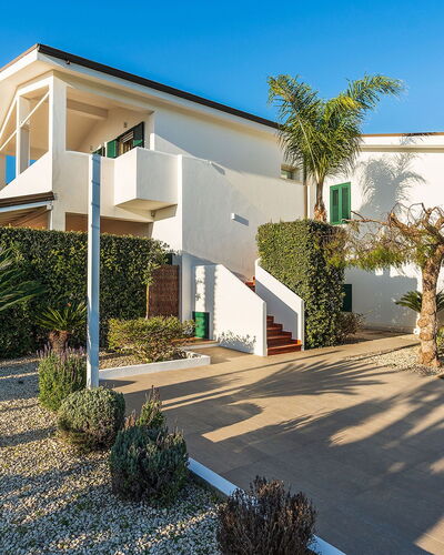 Ninfa: Edificio, Barrio Residencial, Casa, Casa, Arquitectura, Fachada, Arbusto, Techo, Inmuebles