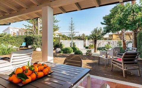 Stella Marina: Mueble, Mueble Para Exteriores, Jardín, Casa, Barrio Residencial, Sombra, Silla, Maceta, El Terreno Del Lote
