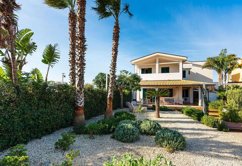 Stella Marina: Barrio Residencial, Casa, Arquitectura, Casa, Arbusto, Inmuebles, Jardín, Paisajismo, Entrada De Coches