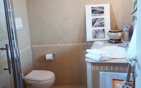 Villa la Rezza: Piso, Suelo, Asiento Del Baño, Pared, Arreglo De Tubería, Baño, Baño, Diseño De Interiores, Plomería, Loseta
