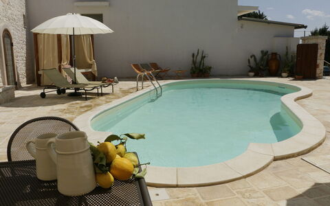 Masseria San Michele: Piscina, Mueble Para Exteriores, Material Compuesto, Recurso, Paraguas, Silla, Hormigón, Losa, Sombra, Sunlounger