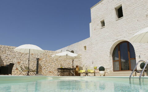 Masseria San Michele: Pared, Mueble Para Exteriores, Inmuebles, Piscina, Pared De Piedra, Villa, Losa, Hacienda, Sunlounger, Caravasar