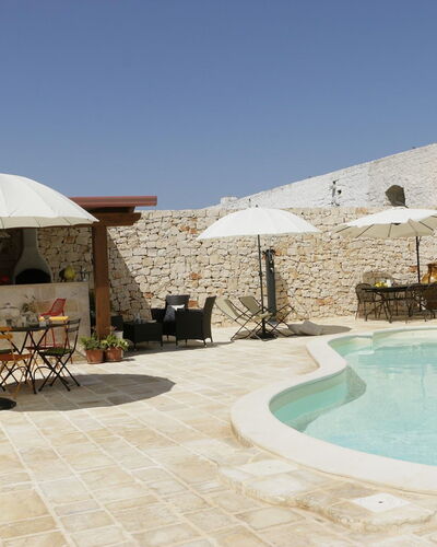 Masseria San Michele: Mueble Para Exteriores, Losa, Piscina, Pared De Piedra, Paraguas, Recurso, Sombra, Silla, Hormigón, Patio