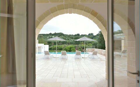 Masseria Ostuni: Piscina, Loseta, Hacienda