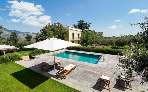 Villa Alcantara: Piscina, Casa, Jardín, Inmuebles, Césped, Recurso, Paisajismo, Casa De Campo, Patio Interior, Yarda