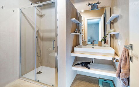 Villa Orangella: Piso, Suelo, Arreglo De Tubería, Diseño De Interiores, Baño, Plomería, Techo, Grifo, Habitación, Lavabo