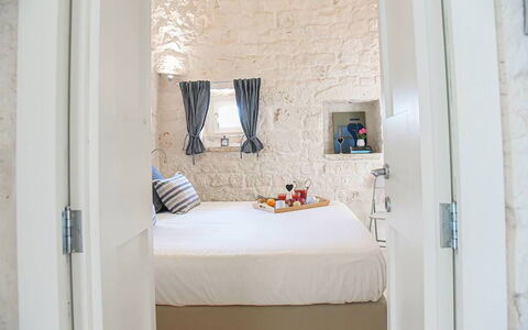 Trulli Martina: Pared, Diseño De Interiores, Habitación, Textil, Mueble, Cama, Habitación, Suelo, Piso, Casa