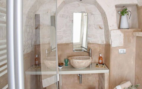 Trulli Martina: Pared, Diseño De Interiores, Habitación, Arreglo De Tubería, Techo, Lámpara, Lavabo, Material Natural, Lavabo Del Baño, Grifo