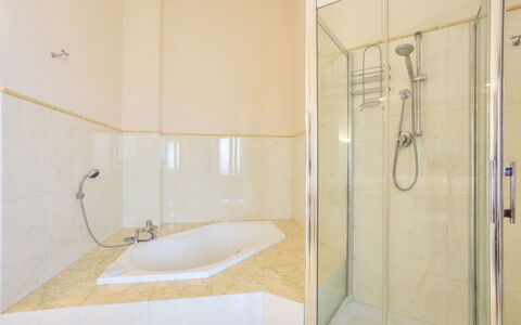 Villa Acquamarina: Piso, Suelo, Diseño De Interiores, Arreglo De Tubería, Baño, Techo, Habitación, Ducha, Plomería, Grifo