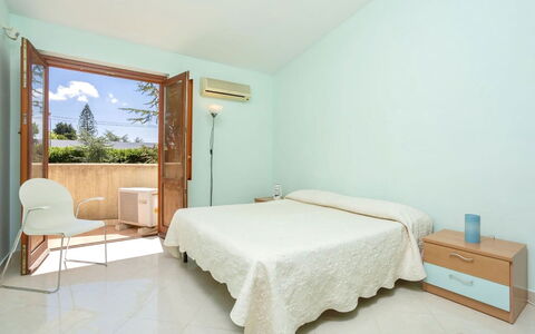 Villa Acquamarina: Diseño De Interiores, Pared, Suelo, Piso, Cama, Madera, Mueble, Habitación, Sábana, Habitación