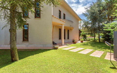 Villa Acquamarina: Edificio, Casa, Barrio Residencial, Casa, Arquitectura, Arbusto, Césped, Puerta, Jardín, Inmuebles