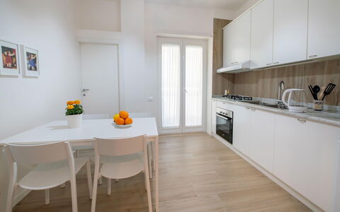 Apartment Bud: Mueble, Piso, Diseño De Interiores, Madera, Suelo, Habitación, Cocina, Casa, Suelos De Madera, Mesa
