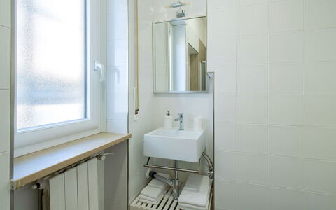 Apartment Bud: Baño, Pared, Piso, Arreglo De Tubería, Suelo, Diseño De Interiores, Lavabo Del Baño, Lavabo, Plomería, Grifo