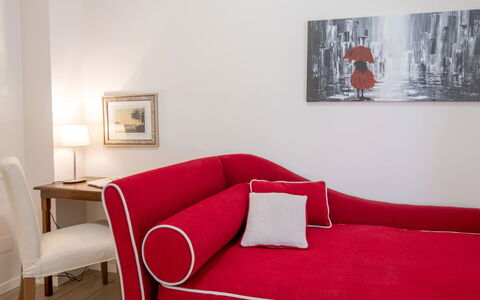 Apartment Bud: Mueble, Diseño De Interiores, Rojo, Sofá, Textil, Piso, Suelo, Casa, Sala