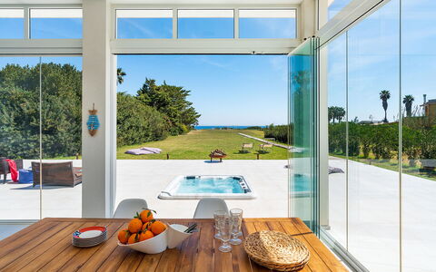 Villa Betty: Suelo, Piso, Diseño De Interiores, Puerta, Recurso, Eco Hotel, Techo, Sombra, Piscina, Silla